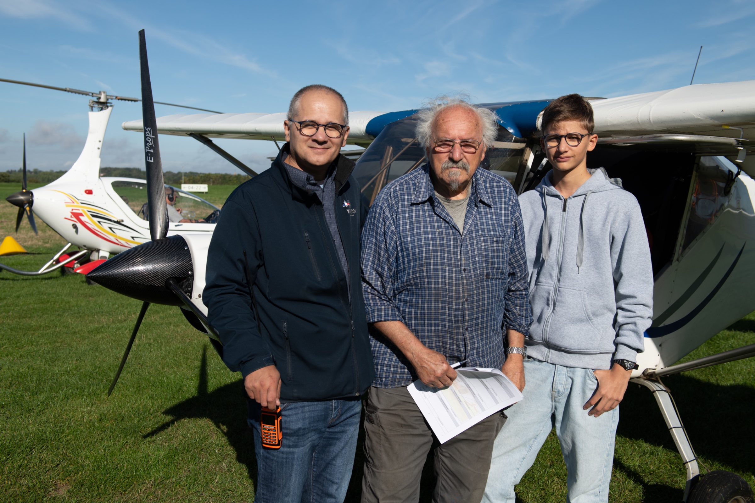 Bernard Cordonnier entouré de Tom et son père Laurent.